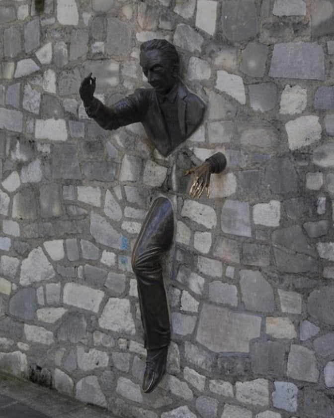 unusual_statues_around_the_world_montmartre_paris_1379708745_672x0