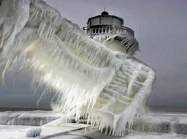 A+frozen+lighthouse+near+Lake+Michigan.+-+The+30+Most+Amazing+Photos+Of+Frozen+Things+In+Honor+Of+The+Coldest+Morning+Of+The+21st+Century