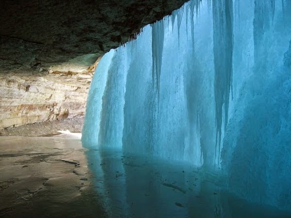 A+frozen+waterfall.+-+The+30+Most+Amazing+Photos+Of+Frozen+Things+In+Honor+Of+The+Coldest+Morning+Of+The+21st+Century