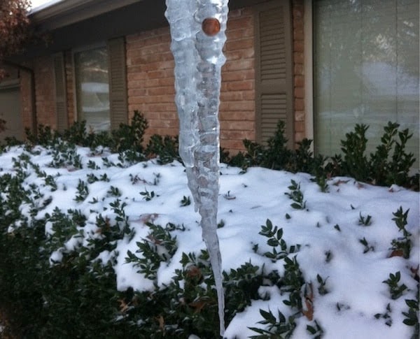 A+penny+stuck+in+an+icicle.+-+The+30+Most+Amazing+Photos+Of+Frozen+Things+In+Honor+Of+The+Coldest+Morning+Of+The+21st+Century