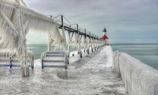Another+frozen+lighthouse+near+Lake+Michigan.+-+The+30+Most+Amazing+Photos+Of+Frozen+Things+In+Honor+Of+The+Coldest+Morning+Of+The+21st+Century