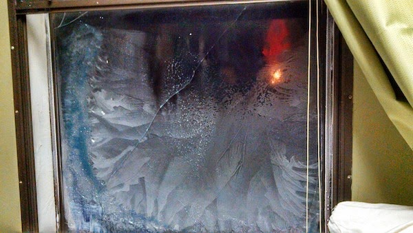 This window literally cracked under pressure. - The 30 Most Amazing Photos Of Frozen Things In Honor Of The Coldest Morning Of The 21st Century