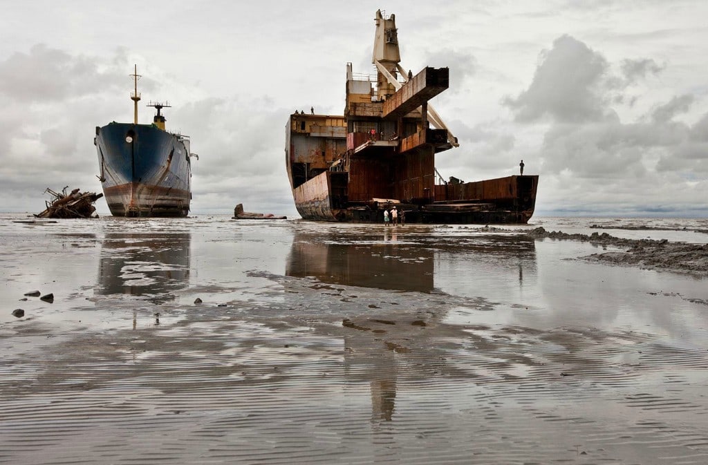 world-s-biggest-ship-graveyard-where-huge-tankers-are-scrapped-on-the