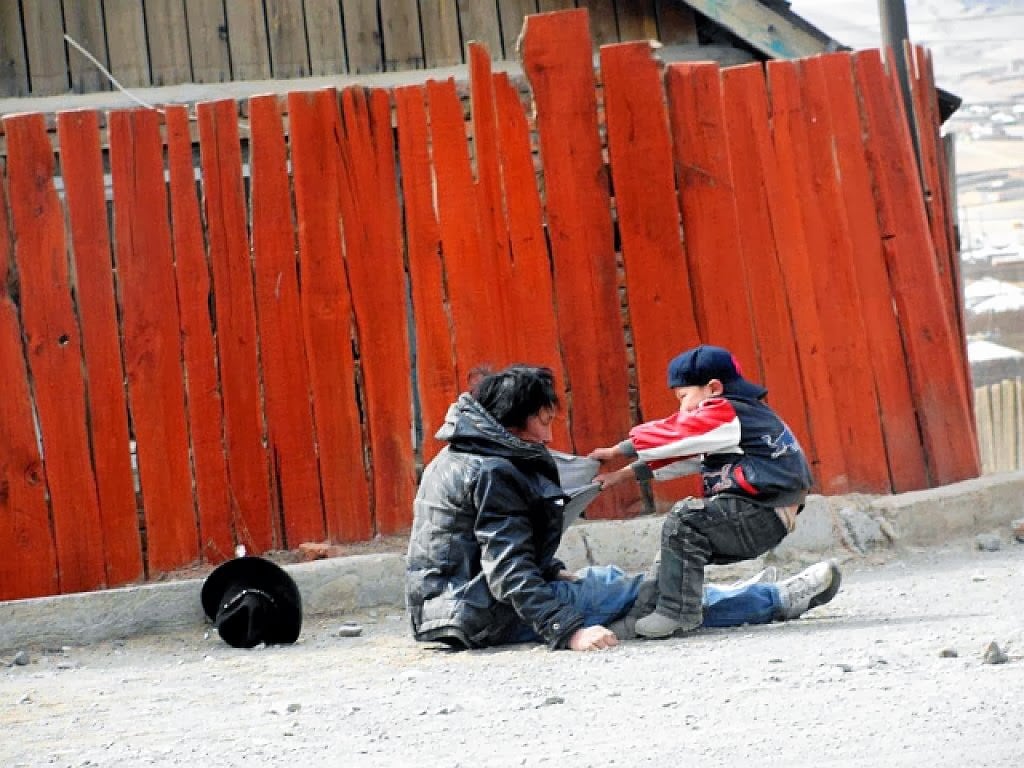 Boy tries to wake up his alcoholic father.