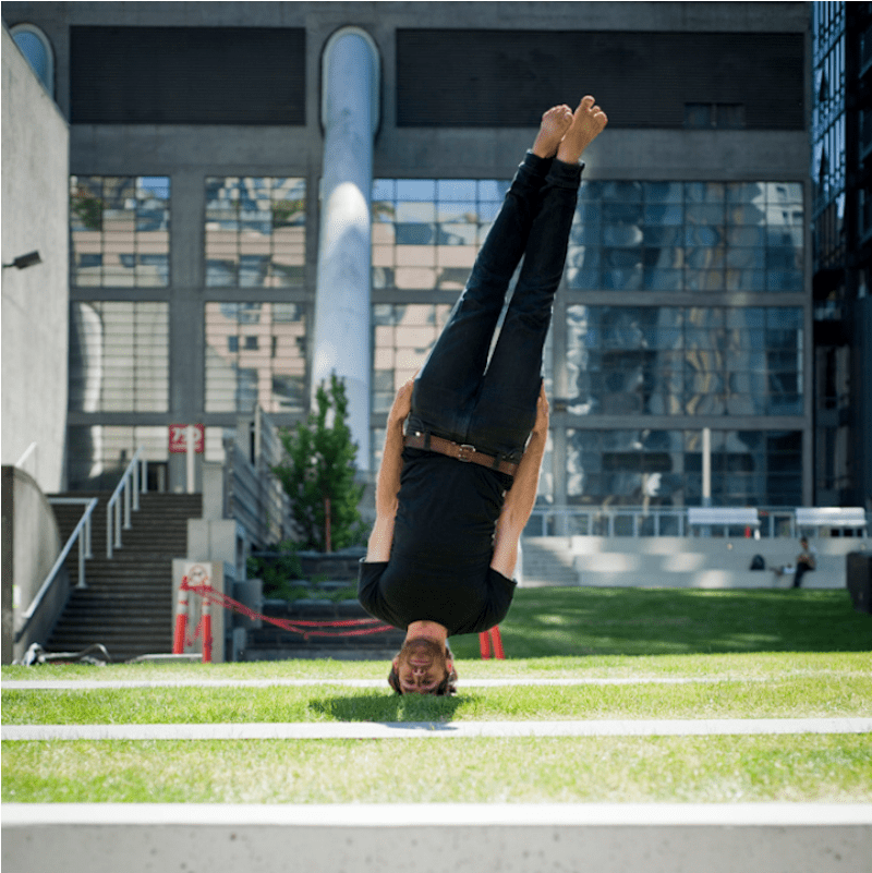 Upside down перевод. Апсайд даун. Вверх ногами. Стоя на голове. Человек вверх ногами.