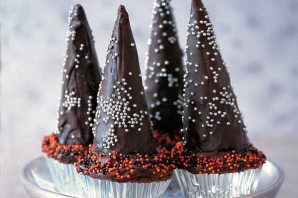 Witchs-Hat-Cupcakes-from-Leites-Culinaria