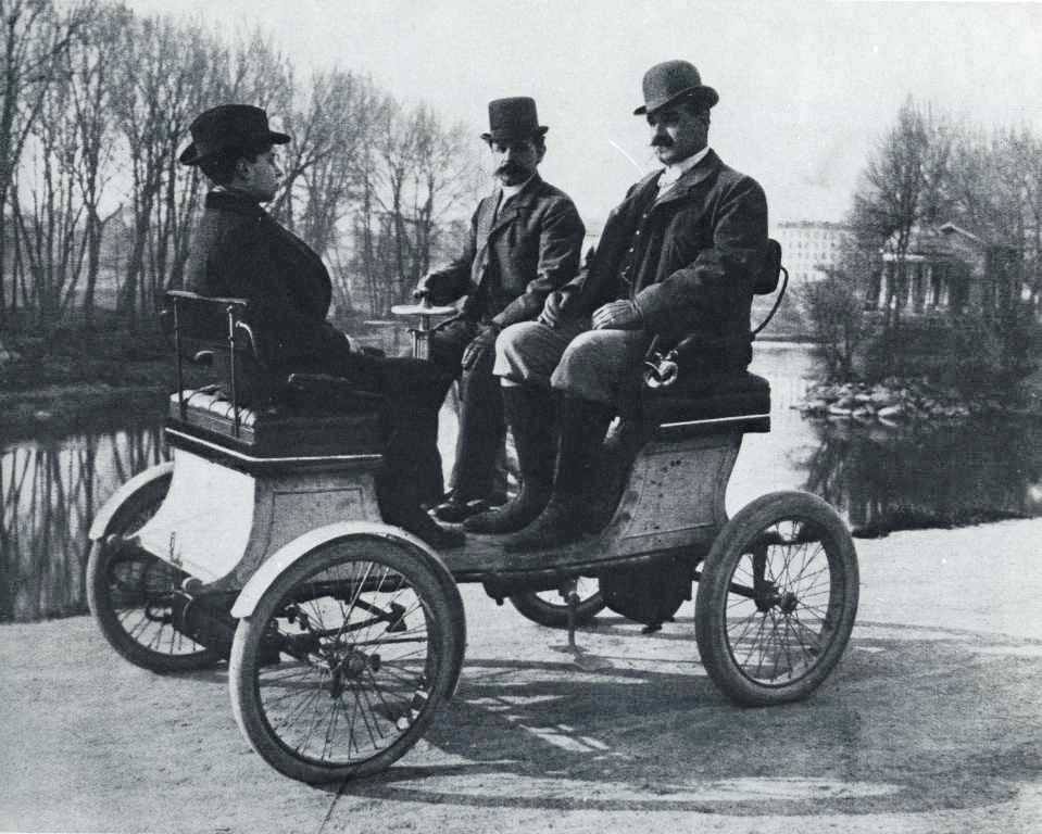 Cars in 1900