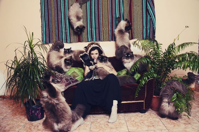 Johue with Mougle the cat. (Andreanne Lupien/Caters News)