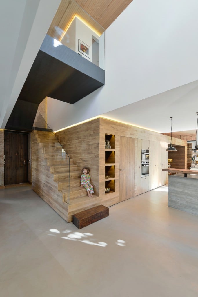Harmonious-relationship-between-the-old-and-the-contemporary-architecture-House-in-Estoril-HomeWorldDesign-13-683x1024