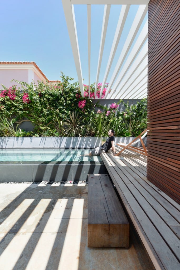 Harmonious-relationship-between-the-old-and-the-contemporary-architecture-House-in-Estoril-HomeWorldDesign-31-683x1024